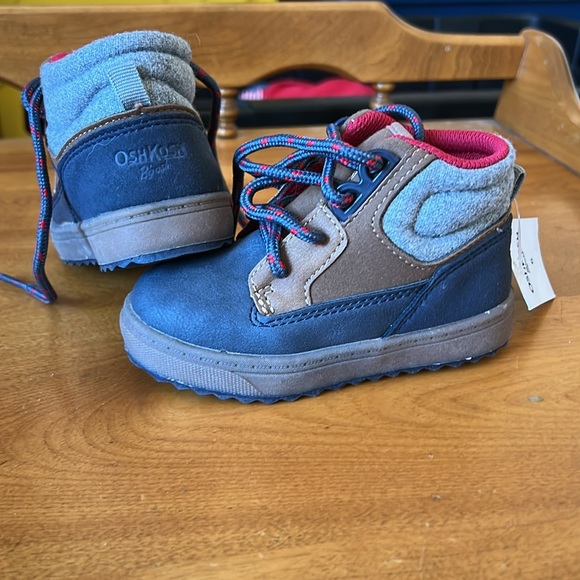 OshKosh B’gosh lace up boots / shoes - NWT - Picture 2 of 4